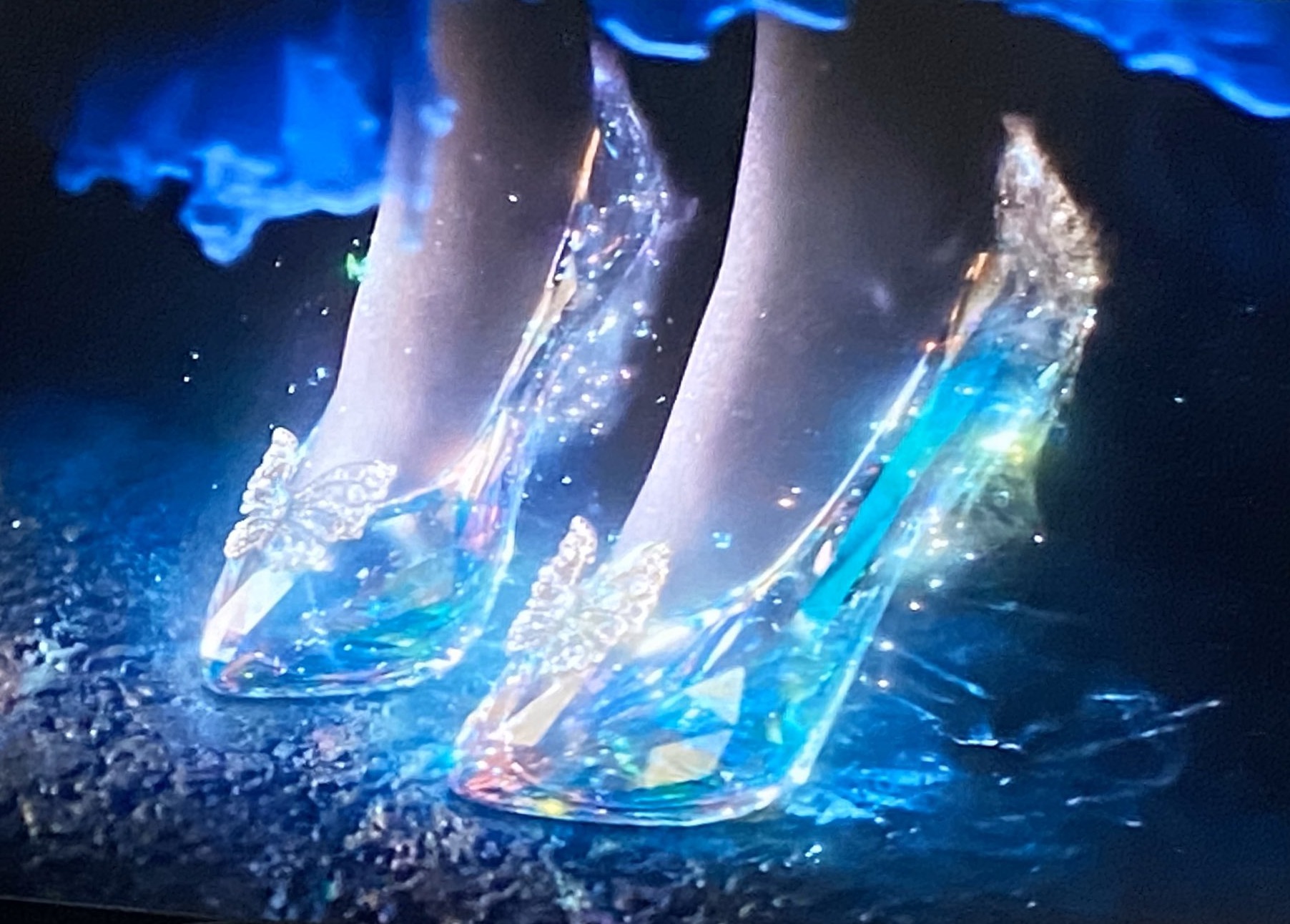 実写版シンデレラで明かされた ガラスの靴の秘密 とは 豆知識